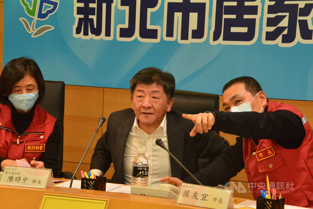 新北市長侯友宜(右起)20日建議中央流行疫情指揮中心指揮官陳時中,中央提高武漢肺炎防疫層級為一級開設。陳時中表示,會依照既定步驟往前走。中央社記者黃旭昇新北攝 109年2月20日