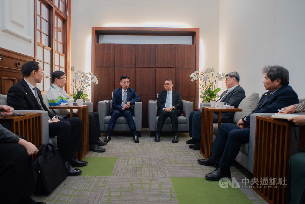 新竹市長林智堅(後左)20日邀轄內5間急救責任醫院院長到市府研商,達成共識組織「防疫作戰聯盟」,盼共同完善防疫工作,守護民眾健康。(新竹市政府提供)中央社記者魯鋼駿傳真 109年2月20日