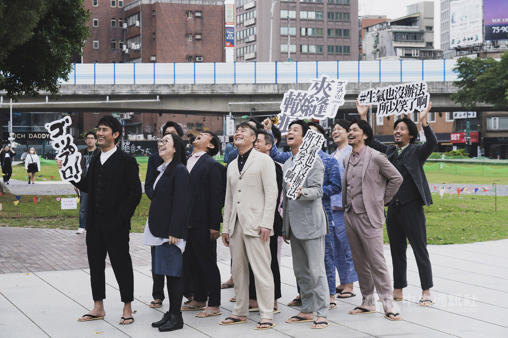 日本熟男團體52PRO!劇團21日起在台北華山烏梅劇院演出新作「夾縫轍痕」,融合日本北海道民謠與日本傳統樂器演出,詮釋北海道港邊男兒的生存之道。(台灣文創發展股份有限公司提供)中央社記者趙靜瑜傳真 109年2月20日
