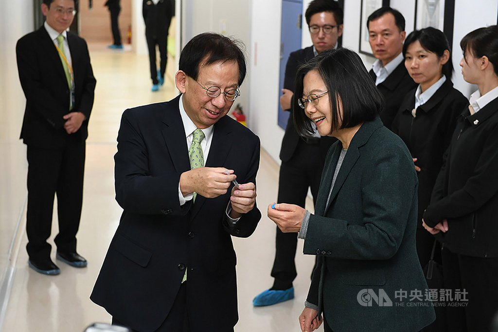 總統蔡英文(前右)20日參訪新竹縣高端疫苗公司,高端疫苗總經理陳燦堅(前左)向蔡總統說明目前疫苗研發情形。(高端疫苗公司提供)中央社記者郭宣彣傳真 109年2月20日