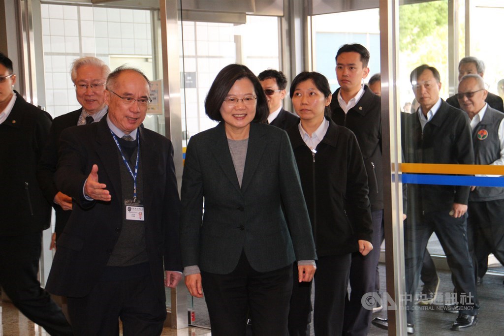 武漢肺炎疫情嚴峻,總統蔡英文(前右)20日視察國家衛生研究院最新疫苗與藥物研發進度,院長梁賡義(左前)親自報告「好消息」,已完成可能有效用藥瑞德西韋的合成流程。中央社記者管瑞平攝 109年2月20日