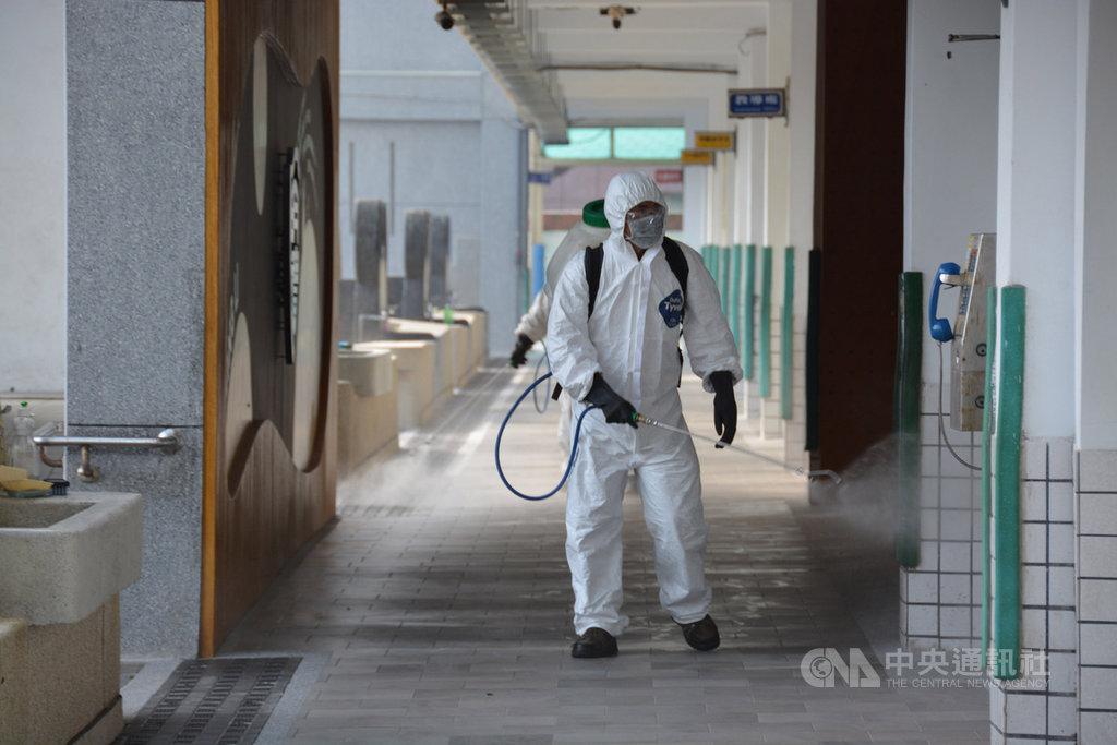 武漢肺炎持續延燒,為迎接學生開學,花蓮縣環保局為轄內227所高中職以下校園進行消毒作業,預計23日前完成,為校園防疫把關。中央社記者張祈花蓮攝 109年2月20日
