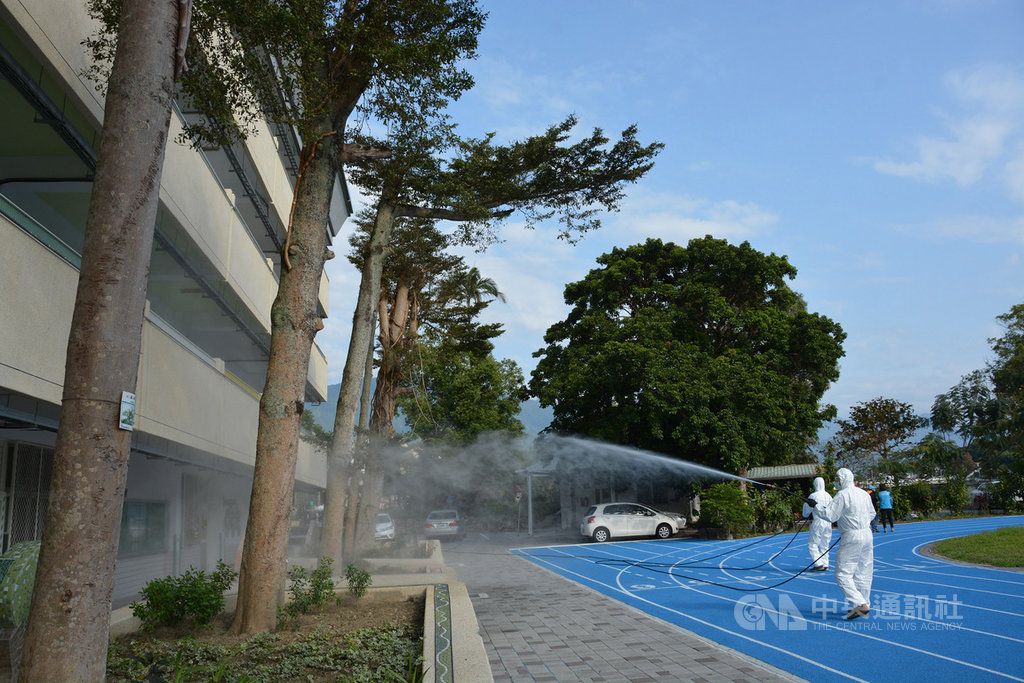 高中職以下各級學校開學在即,花蓮縣環保局長饒忠20日表示,已按中央流行疫情指揮中心指示進行校園消毒,19日起由鄉鎮公所清潔隊協助轄區內公私立高中職、國中小及幼兒園等校園環境消毒,預計23日前完成。中央社記者張祈花蓮攝 109年2月20日