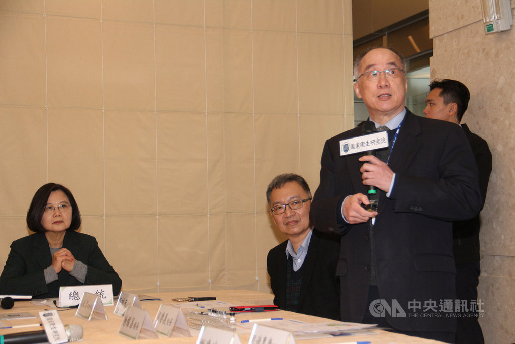 總統蔡英文(左)20日下午前往國家衛生研究院視察,國衛院長梁賡義(前右)簡報時表示,美國實驗性抗病毒藥物瑞德西韋被認為是對抗武漢肺炎極可能有效的藥物,目前已完成瑞德西韋合成,純度達97%,是防疫工作一大進展。中央社記者管瑞平攝 109年2月20日