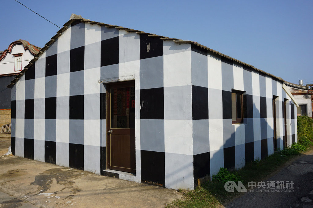 軍旅退休的金門呂厝村民林相吉將阿嬤生前經營的柑仔店彩繪成花帔,正規劃做為文創襪專賣店,盼成為熱門的景點,進而了解金門特有的花帔文化。中央社記者黃慧敏攝 109年2月20日