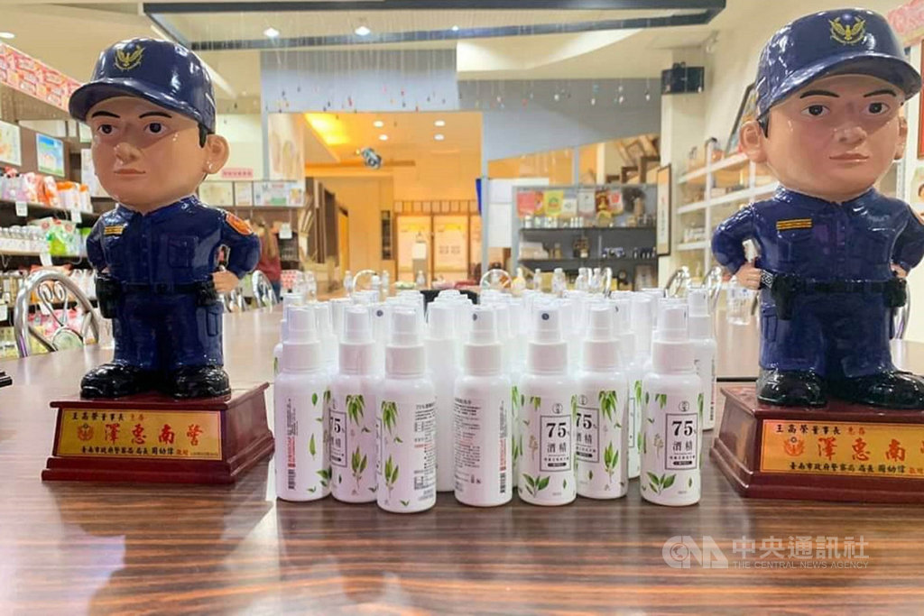 武漢肺炎疫情延燒,位於台南市安定區的生技公司捐贈一批噴霧式乾洗手液給台南市警察局,讓第一線員警執勤時可隨時清潔手部,盼有助防疫。中央社記者楊思瑞攝 109年2月20日