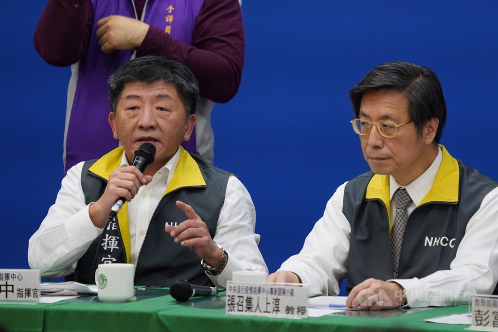 美國疾病管制暨預防中心認定台灣有武漢肺炎社區傳播現象。中央流行疫情指揮中心指揮官陳時中(左)20日表示,會與美方溝通,盼能改正。中央社記者徐肇昌攝 109年2月20日