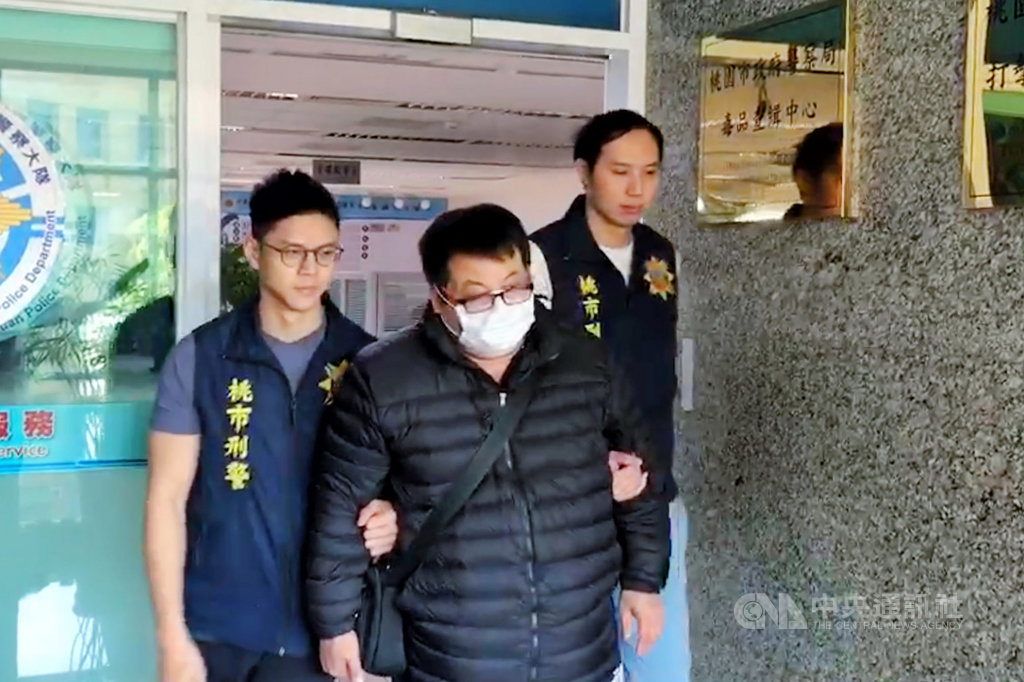 桃園市警察局刑事警察大隊19日成功查獲一名黃姓男子(中)擁槍自重,警方表示,黃男平時動輒自稱擁有強大火力以恐嚇被害人,幸好警方及時查獲,避免槍械流入市面危害治安。(桃園市警局刑事警察大隊提供)中央社記者吳睿騏桃園傳真 109年2月20日