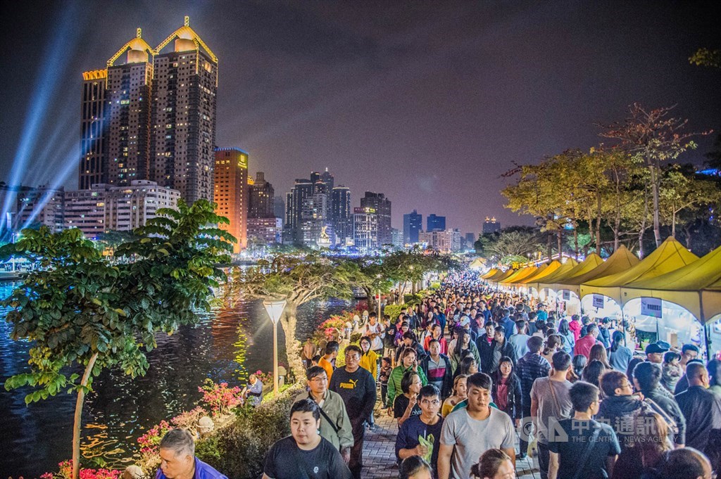 武漢肺炎疫情衝擊台灣觀光產業,交通部觀光局今天表示,觀光產業紓困5大措施,將從即日起陸續執行。圖為高雄市愛河右岸市集帶來觀光人潮。(中央社檔案照片)