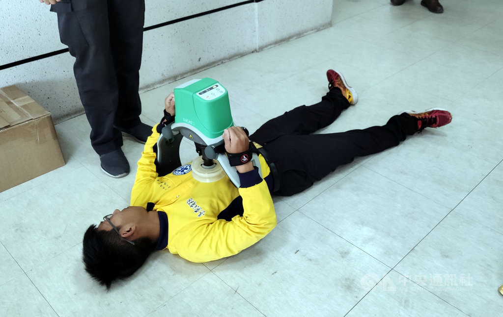 武漢肺炎延燒,台東縣消防局第一線人員急救時將人工心肺復甦術(CPR)改採自動心肺復甦機(LUCAS),避免口對口人工呼吸暴露感染危險,20日消防局召集救護員演練操作。中央社記者盧太城台東攝 109年2月20日