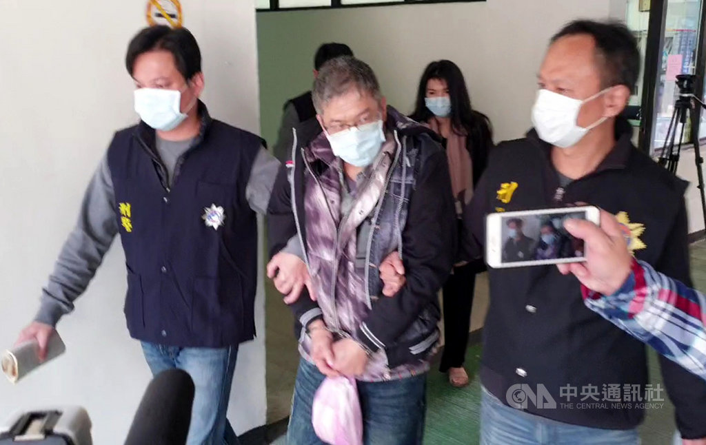 新北市一對毒鴛鴦涉嫌持有毒品和改造手槍遭基隆市刑事警察大隊查獲,兩人向警方供稱,感冒許久一直未痊癒,由於最近武漢肺炎疫情頻傳,擔心就醫後確診遭隔離,始終不敢出門就醫,警方聞訊立刻請兩人和在場幹員戴上口罩,所幸最後虛驚一場。中央社記者王朝鈺攝 109年2月20日