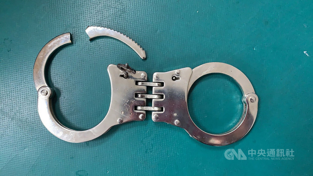 基隆警方20日前往市警局移送一名毒品犯嫌,當員警欲打開手銬讓他按捺指紋時,鑰匙卻意外卡住,員警隨即將犯嫌押解到消防隊求助,請消防隊員協助切開,再改以另一副手銬押解犯嫌。(翻攝照片)中央社記者王朝鈺傳真 109年2月20日