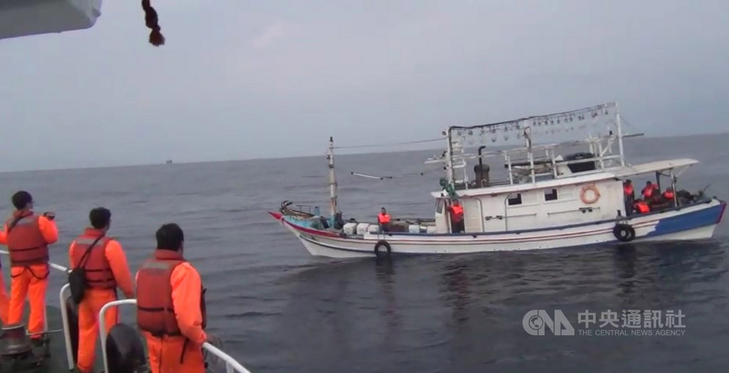 一艘基隆籍漁船20日凌晨在花瓶嶼海域失去動力且船艙進水,所幸透過基隆海巡隊及友船從旁協助,讓漁船平安返抵新北市萬里漁港。(翻攝畫面)中央社記者王朝鈺傳真 109年2月20日
