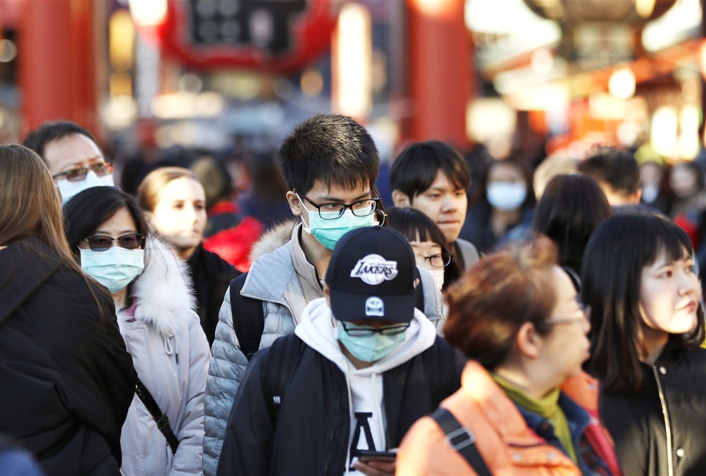 中央流行疫情指揮中心22日宣布,日本與韓國旅遊警示提升至第二級警示。圖為日本淺草遊客。(檔案照片/共同社提供)