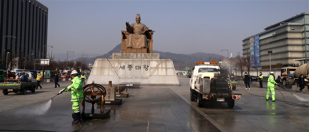 中央流行疫情指揮中心20日下午宣布,南韓旅遊疫情建議提升至第一級注意。圖為南韓政府在首爾光化門廣場消毒。(韓聯社提供)