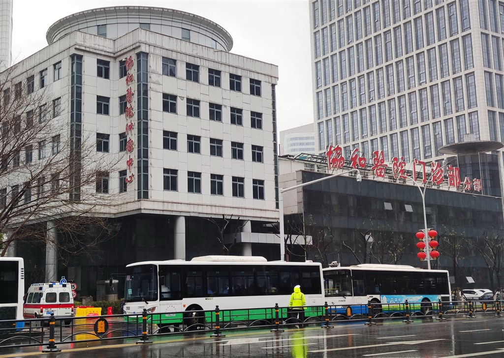 武漢肺炎疫情延燒,第一批被感染醫護人員出現在武漢協和醫院。圖為武漢協和醫院腫瘤中心收治新冠病人。(中新社提供)