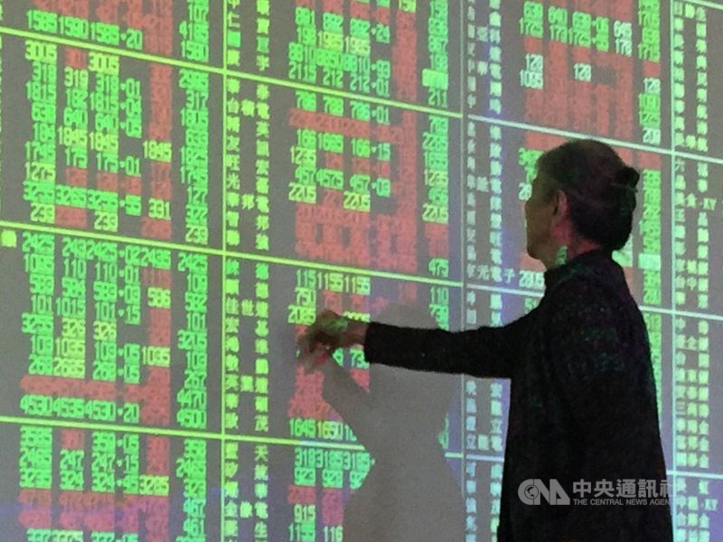 受武漢肺炎疫情擴散影響,市場信心重創,台股24日表現疲弱,加權指數重挫超過100點。(中央社檔案照片)