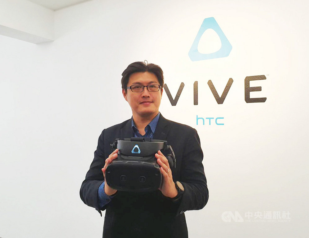 宏達電宣布推出完整的VIVE Cosmos系列,其中包括3款全新的VIVE Cosmos系列頭戴式顯示器,與3款可換式面板模組,分別為VIVE Cosmos Elite、XR、Play。中央社記者江明晏攝 109年2月20日
