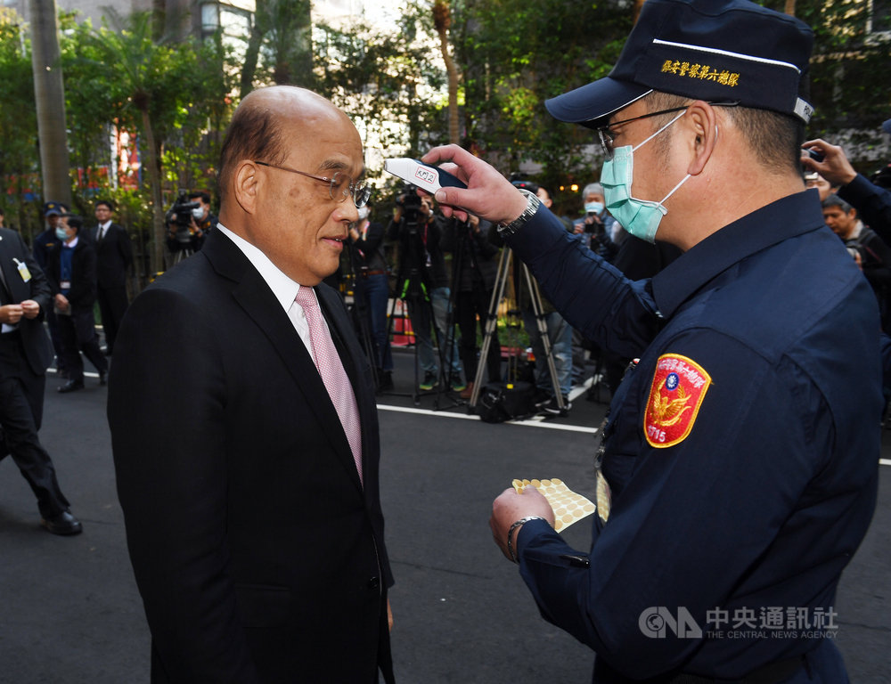 立法院新會期21日開議,行政院長蘇貞昌(前左)率各部會首長列席進行施政方針及施政報告並備詢,進議場前先測量額溫。中央社記者施宗暉攝 109年2月21日