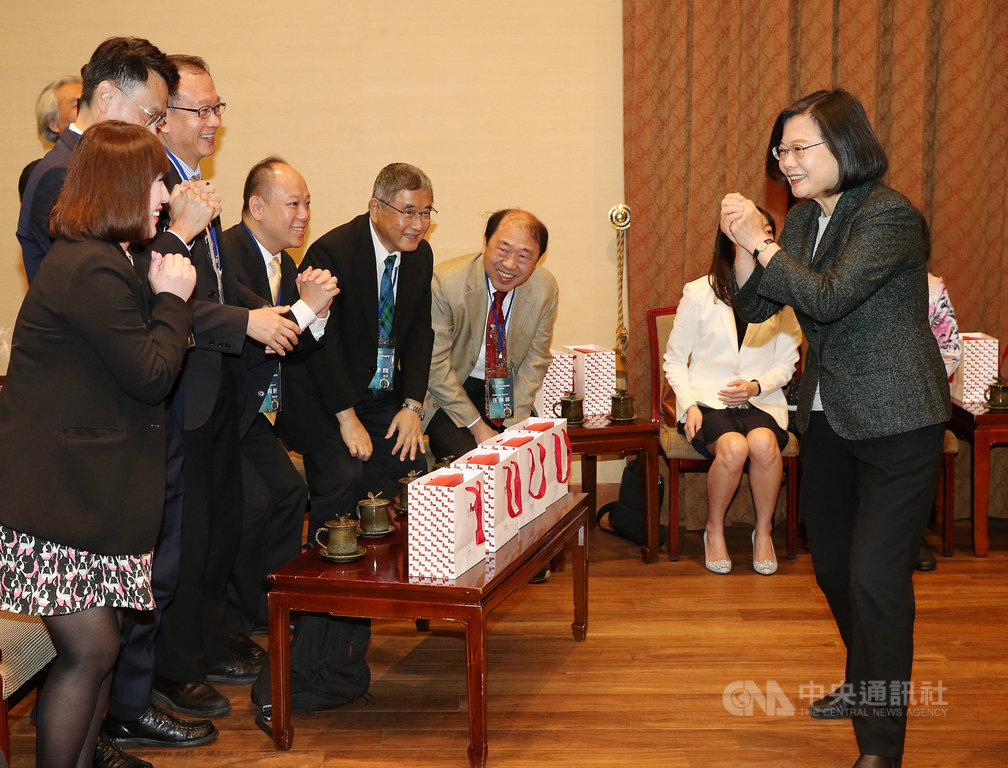 總統蔡英文(右)21日在總統府接見「2019年國家生技醫療品質獎」獲獎團隊代表,以「拱手」取代「握手」,向訪賓們致意。中央社記者郭日曉攝 109年2月21日