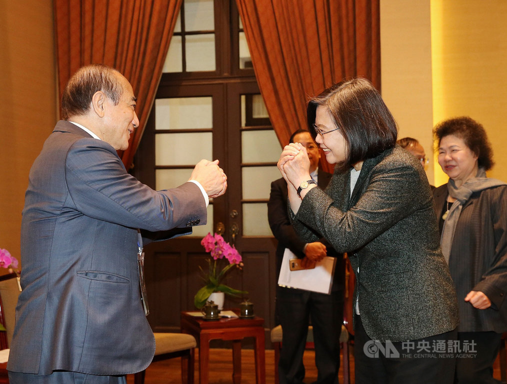 總統蔡英文(前右)21日在總統府接見「2019年國家生技醫療品質獎」獲獎團隊代表,財團法人生技醫療科技政策研究中心創辦人王金平(左)也與會,蔡總統以「拱手」取代「握手」,向訪賓們致意。中央社記者郭日曉攝 109年2月21日