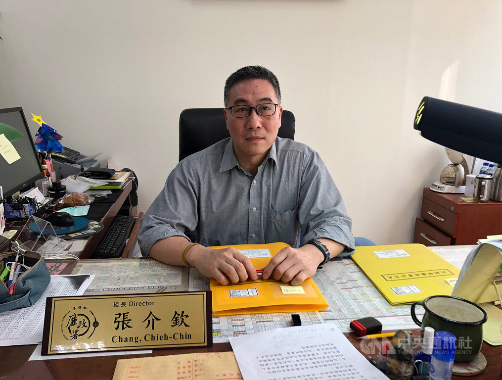 法務部21日公布17名檢察長調動名單,其中最資淺、將派任連江地檢署檢察長的張介欽表示,因連江縣地理位置更近中國大陸,面對武漢肺炎疫情首當其衝,上任後除兩岸間漁船載運偷渡列為重點查緝外,也將加強風險管理,阻防疫漏洞。中央社記者劉世怡攝 109年2月21日
