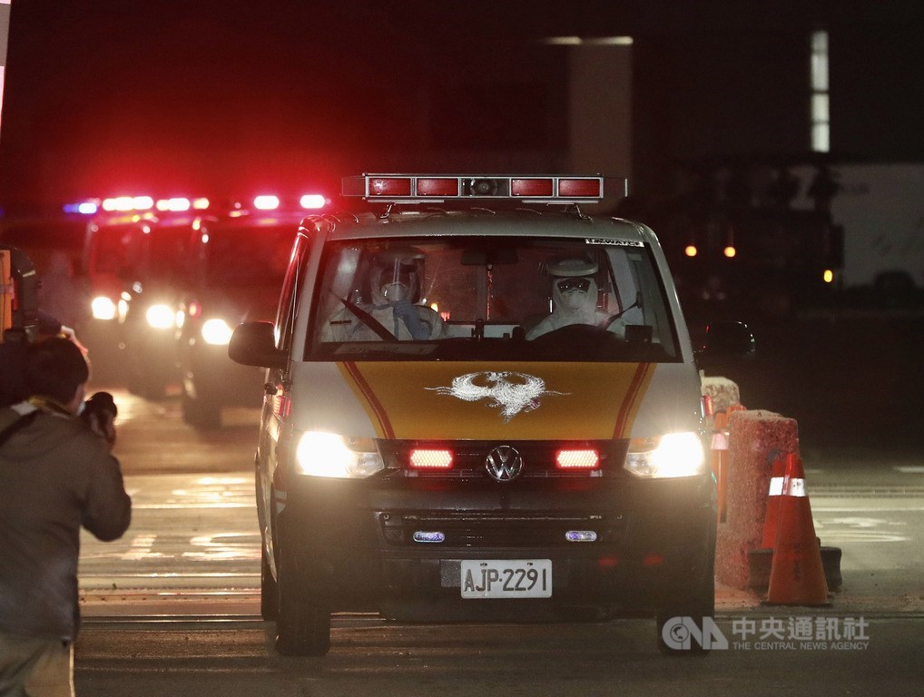 鑽石公主號包機21日晚間順利抵達桃園國際機場,19名台灣旅客陸續搭上事先待命的救護車,將分別送往多家醫院進行採檢,救護車內駕駛等人皆身穿全套防護衣。中央社記者張皓安攝 109年2月21日