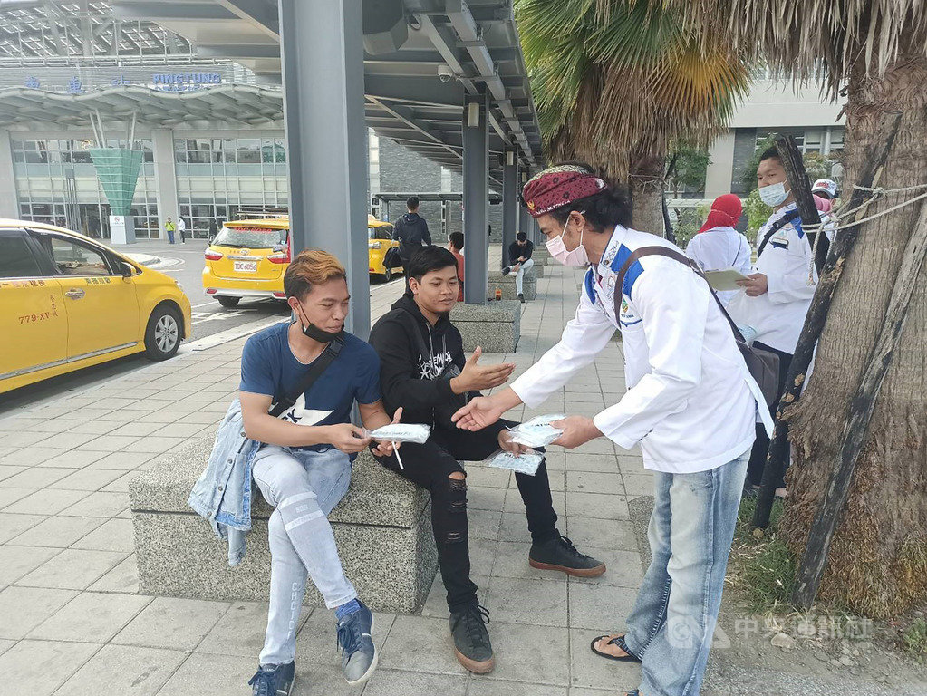 武漢肺炎疫情持續延燒,屏東縣政府針對外籍人士加強宣導防疫,特別製作6國語言防疫圖卡,屏東清真寺也響應募集口罩並前往移工聚集地分送,提醒移工留意防疫。(屏東縣政府提供)中央社記者郭芷瑄傳真 109年2月21日
