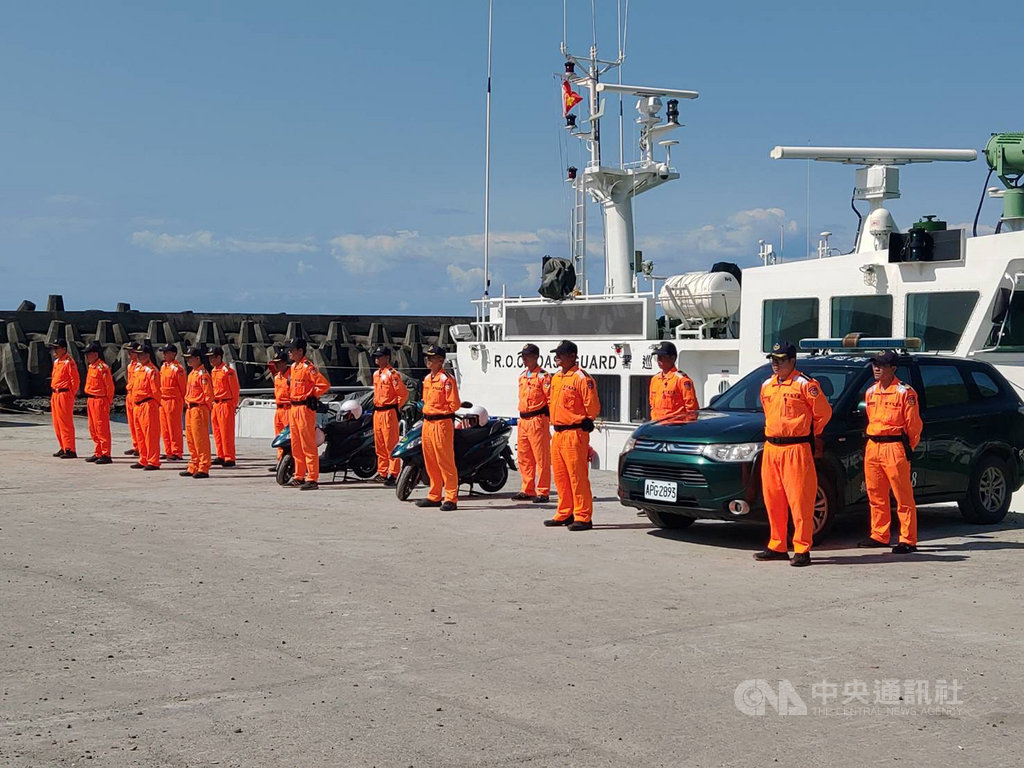 蘭嶼飛魚季登場,2月至7月期間除無動力漁船筏外,禁止在蘭嶼沿岸3浬海域內採捕飛魚,海巡單位20日在蘭嶼宣示啟動護漁專案。(海巡提供)中央社記者盧太城台東傳真 109年2月21日