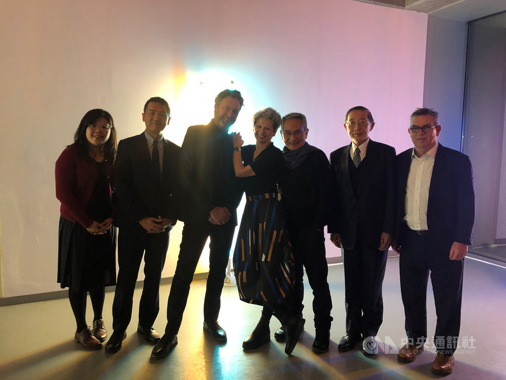 雲門舞集創辦人林懷民20日在英國三一拉邦音樂舞蹈學院演說,與對談人瑪克蘿(中)、學院院長布朗(右1)、駐英代表林永樂(右2)、駐英文化組組長陳斌全(左2)等人合影。中央社記者戴雅真倫敦攝 109年2月21日