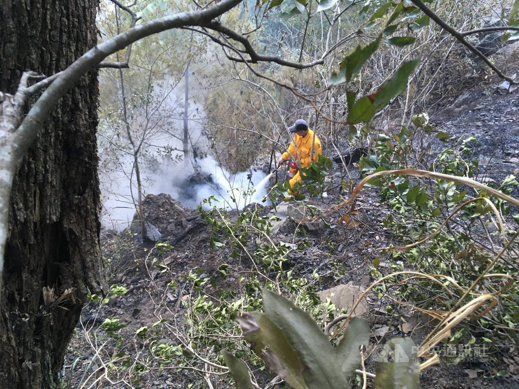 台中市和平區中橫便道邊坡20日發生火燒山,經林務局國家森林救火隊2天1夜持續救火,21日上午已控制火勢。(東勢林管處提供)中央社記者趙麗妍傳真 109年2月21日