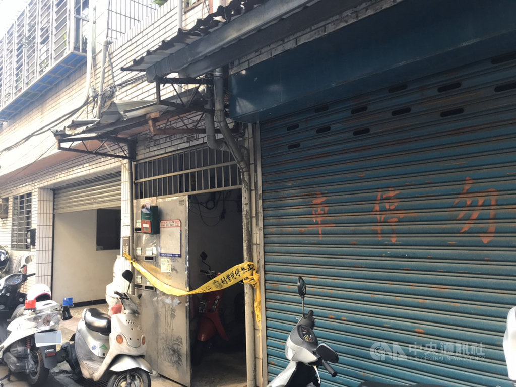 新北市板橋區65歲郭姓男子與57歲林姓妻子疑在家中持刀吵架,雙方受傷,警方21日獲報到場後發現,林女已失去生命跡象,郭男送醫無生命危險,現場拉起封鎖線。(民眾提供)中央社記者魯鋼駿傳真 109年2月21日
