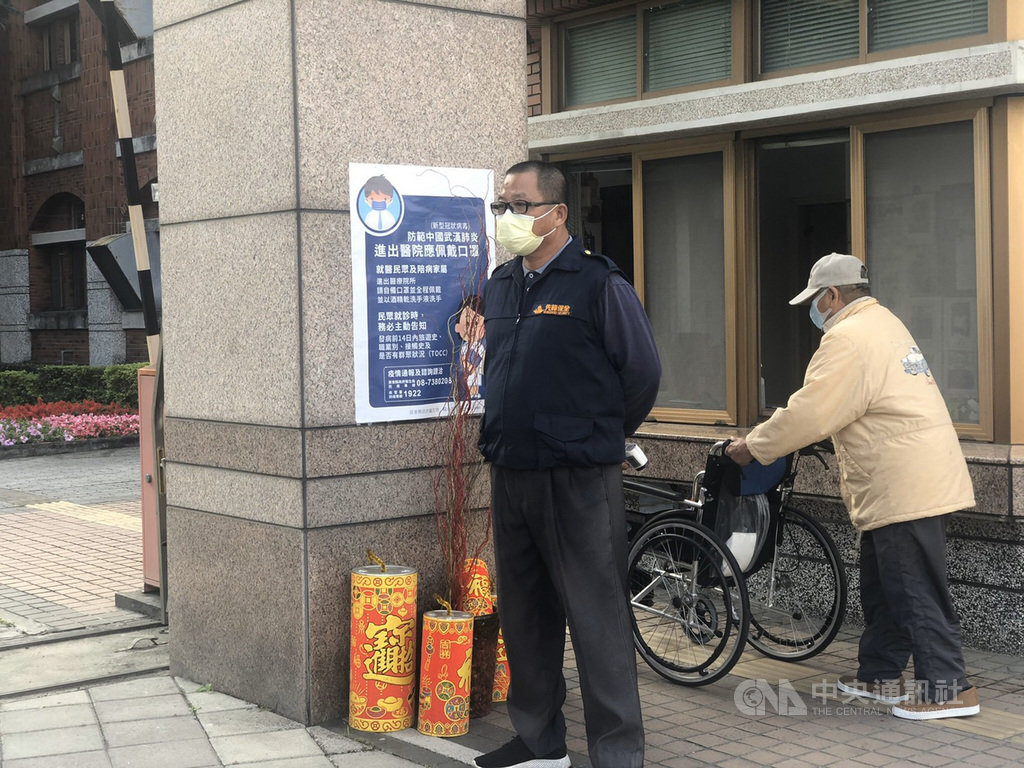 武漢肺炎疫情延燒,衛生福利部南區老人之家高規格防疫,並在門口控管出入人員。(南區老人之家提供)中央社記者郭芷瑄傳真 109年2月21日