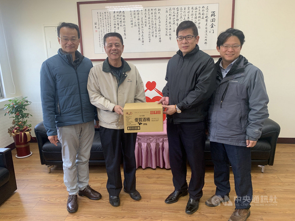 前金門縣商業會理事長許峻岷(左2)捐贈優質酒精一批給國立金門大學,校長陳建民(右2)代表接受並致謝,也盼各界善心人士捐贈校園防疫物資,協助守護學子健康。(國立金門大學提供)中央社記者黃慧敏傳真 109年2月21日