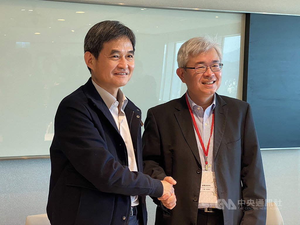半導體通路商文曄董事長鄭文宗(左)與高速傳輸晶片廠祥碩總經理林哲偉(右)21日宣布將換股合作。中央社記者吳家豪攝 109年2月21日