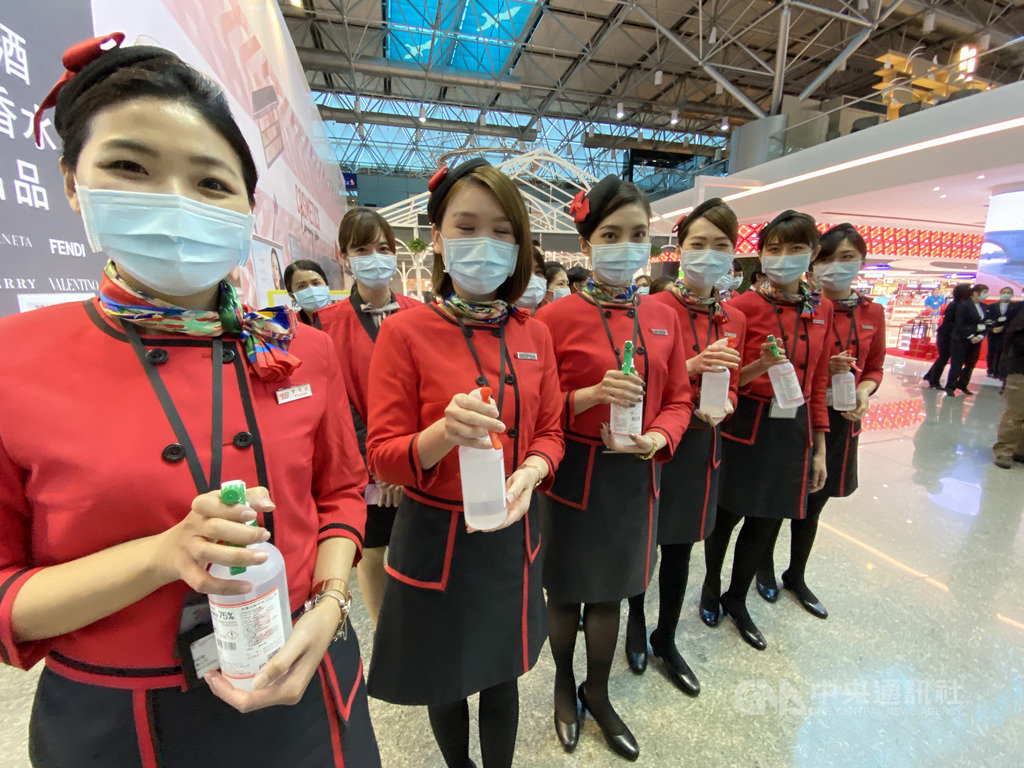 受到武漢肺炎疫情影響,桃園國際機場各免稅店也加強防疫工作,並主動協助旅客消毒。中央社記者邱俊欽桃園機場攝 109年2月21日
