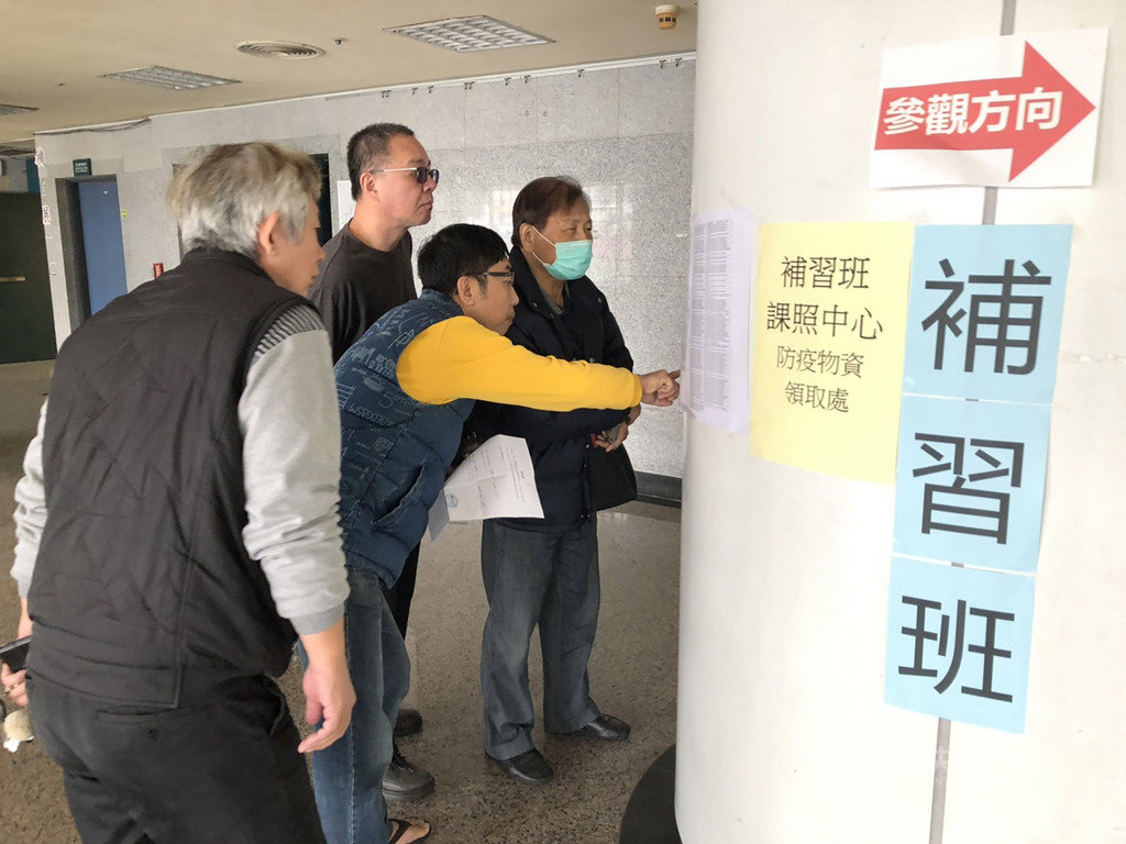 苗栗縣政府21日在苗栗巨蛋體育館發放教育部提供的備用防疫物資給補教業者,縣府教育處表示,領取狀況踴躍,過程平和。(翻攝畫面)中央社記者管瑞平傳真 109年2月21日