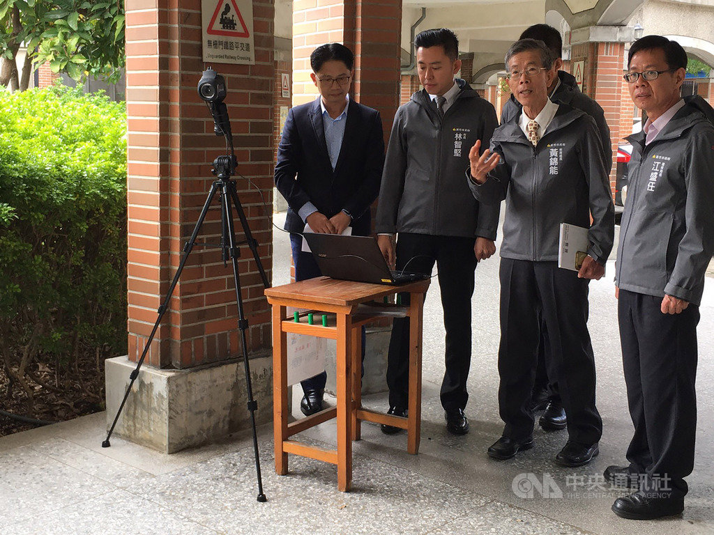 全台高中職以下學校及公立幼兒園25日將開學,新竹市長林智堅(左2)21日上午特別赴舊社國小視察校園消毒作業,也呼籲各校務必遵守「6大校園防疫守則」。中央社記者魯鋼駿攝 109年2月21日