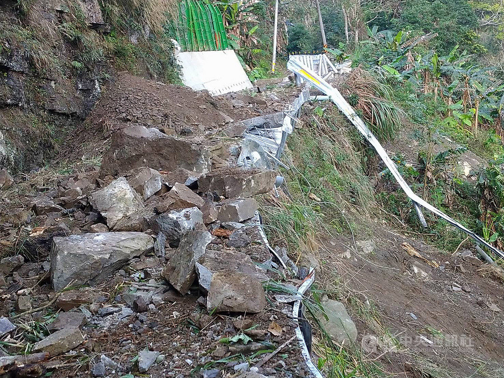苗栗縣南庄鄉風美道路修復工程原排定21日驗收,不料清晨卻又發生坍方導致毀壞,暫時交通中斷,只能先緊急清除搶通,將再釐清後續責任。(苗栗縣議員楊文昌提供)中央社記者管瑞平傳真 109年2月21日