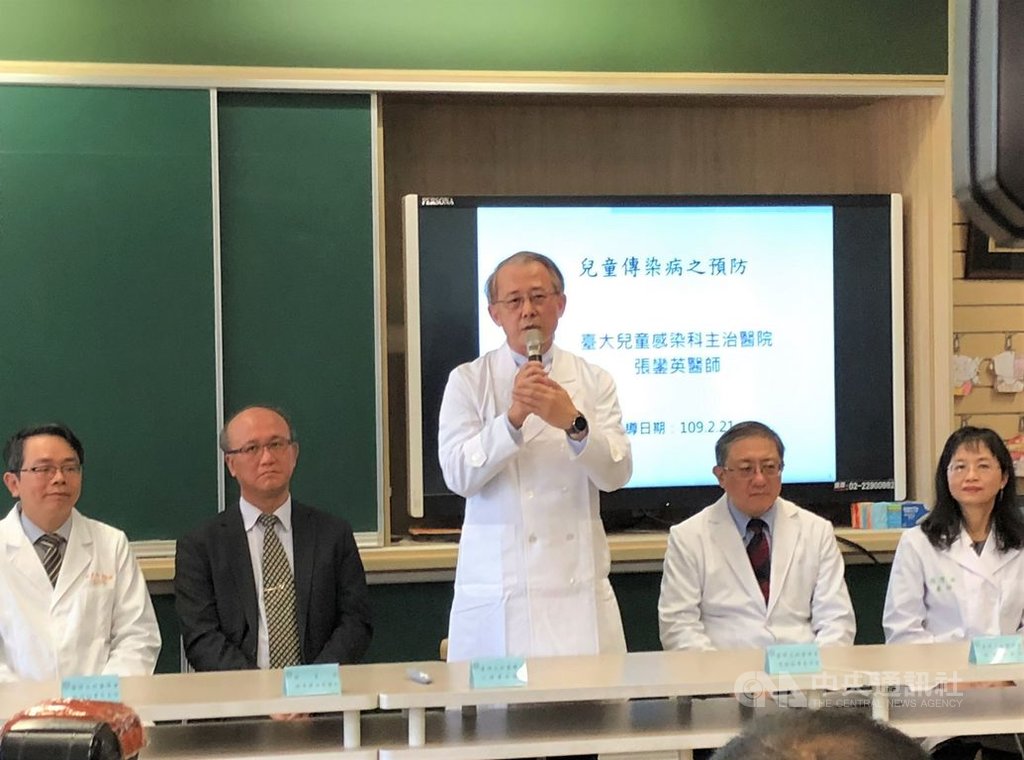 因應武漢肺炎疫情,台灣兒科醫學會與教育部21日在台北召開記者會,說明開學後的防疫宣導措施。中央社記者陳至中台北攝 109年2月21日