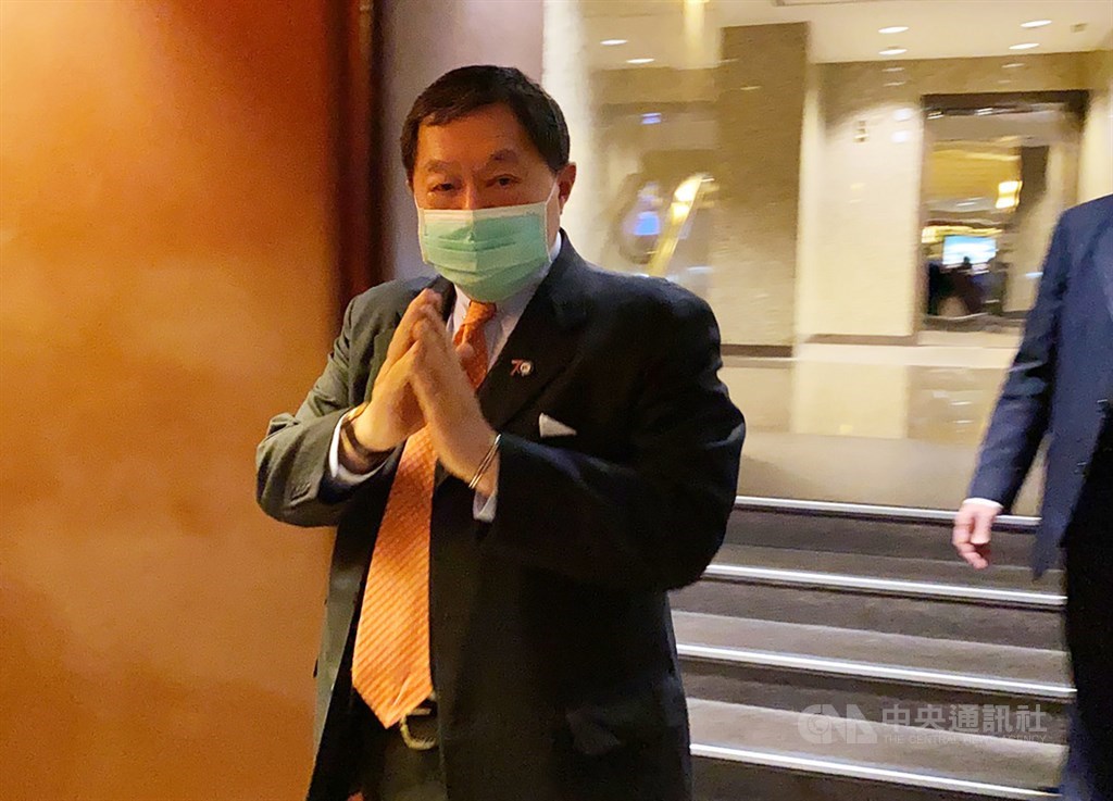 5大電信高層20日出席由電信協會主辦的董事長協商會議,針對3.5GHz及28GHz頻譜位置進行最後談判。圖為遠傳電信董事長徐旭東。中央社記者江明晏攝 109年2月20日