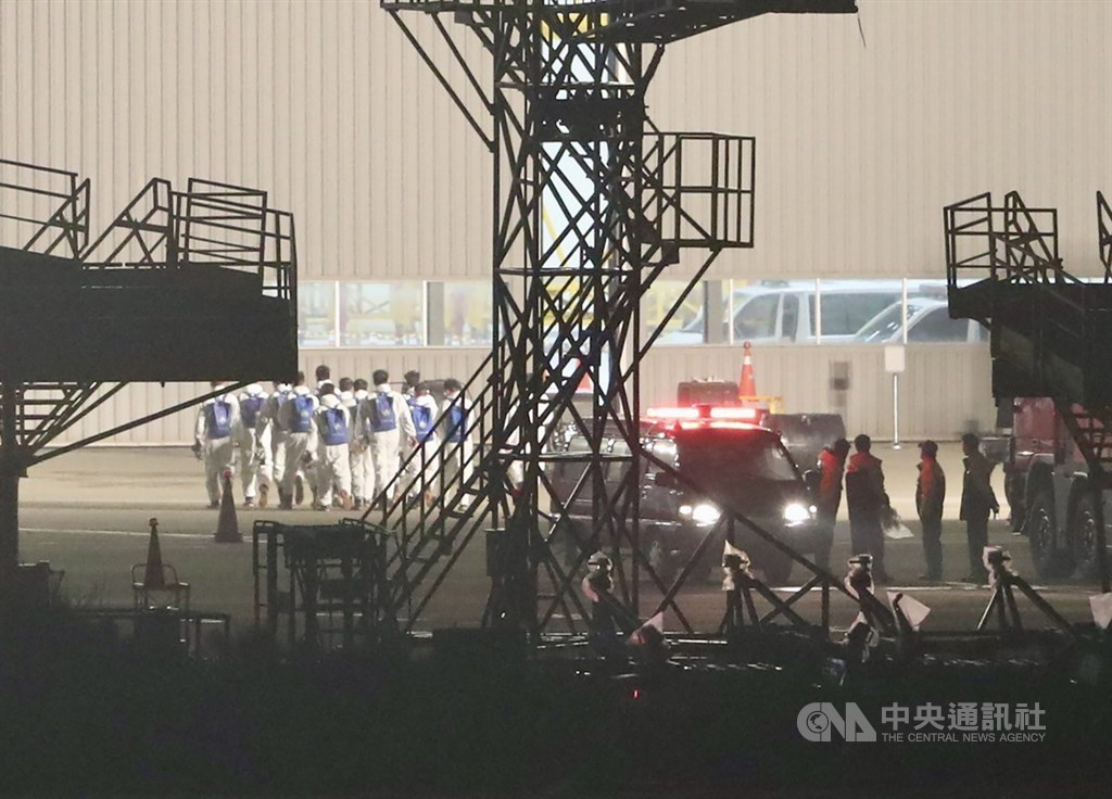 台灣政府21日派出包機啟程赴日,接回鑽石公主號郵輪上的台籍民眾等多人,預計晚間10時30分將抵達桃園國際機場,醫療檢疫團隊也已提前在機場就位待命。中央社記者張皓安攝 109年2月21日
