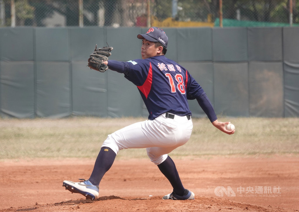 108學年度高中棒球聯賽(木棒組)第3階段賽事開打,桃園市平鎮高中投手吳秉恩21日登板先發,5局飆8K,加上打線幫忙,助隊拿下7連勝、維持不敗。中央社記者謝靜雯攝 109年2月21日