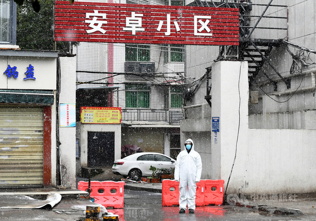 中國湖北省武漢市加強防疫,小區全面封管,違反規定就重罰,17日有居民欲衝出小區購物,被行政拘留5日。圖為武漢安卓小區入口,值守人員冒雪站崗。(中新社提供)中央社 109年2月21日