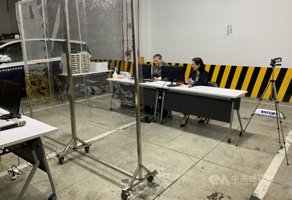 桃園檢方表示,根據中央流行疫情指揮中心訊息,對於中港澳地區來台旅客檢疫與隔離等規定,其中針對刑事案件被告,將於特別區域設置「防疫期間簡易偵查庭」,檢察官訊問被告時會距離2公尺以上,並以透明塑膠材質的簾幕阻隔,避免飛沫傳染。(民眾提供)中央社記者邱俊欽桃園機場傳真 109年2月21日