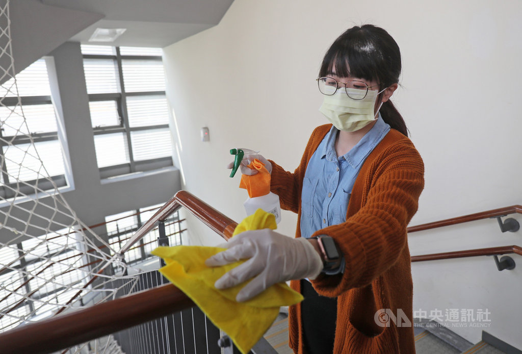 台灣兒科醫學會與教育部21日在台北市和平實驗國小舉辦校園防疫宣導記者會,落實學生及教職員工的防疫觀念,以及每日清潔扶手、門把等學童常接觸地方的消毒工作。中央社記者裴禛攝 109年2月21日