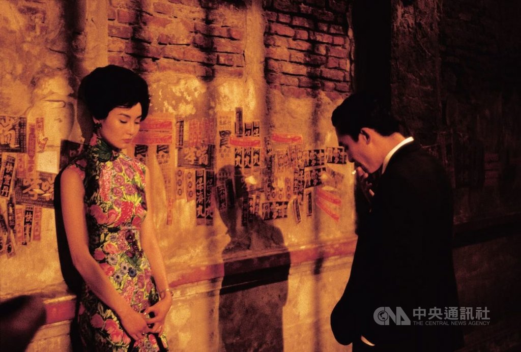 香港導演王家衛作品「花樣年華」4K修復版,5月20日將在「坎城經典」的修復單元全球首映,慶祝電影上映20週年,電影講述一個發生在60年代的香港愛情故事,由梁朝偉(右)、張曼玉(左)主演。(澤東影業提供)中央社記者鄭景雯傳真 109年2月21日