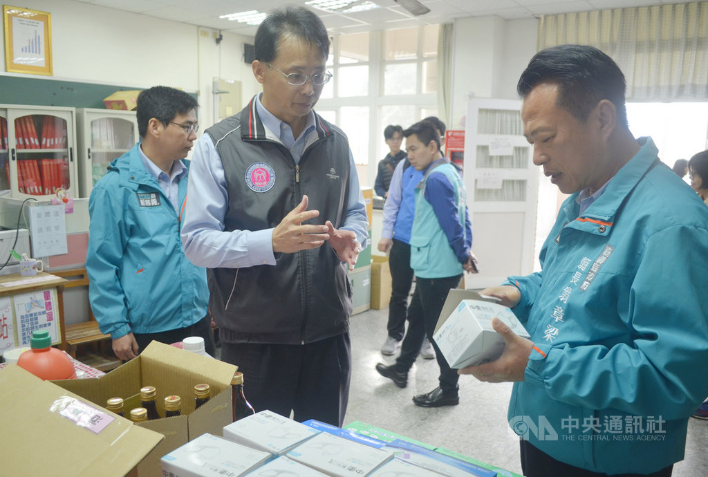 因應武漢肺炎疫情,嘉義縣長翁章梁(右)21日視察太保市南新國小防疫措施,校長莊政道(左2)說明防疫物資準備情形。中央社記者蔡智明攝 109年2月21日