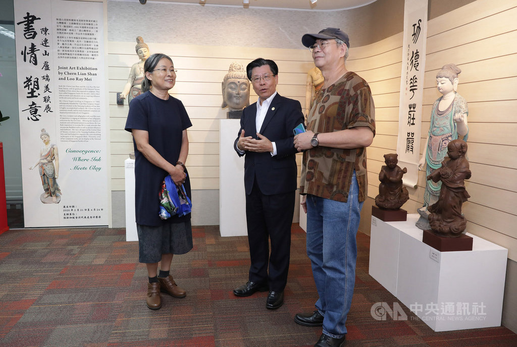駐新加坡台北代表處21日起舉辦雕塑家陳連山與盧瑞美「書情塑意」聯展。圖為駐新加坡代表梁國新(中)、雕塑家陳連山(右)與盧瑞美(左)合影。中央社記者黃自強新加坡攝 109年2月21日