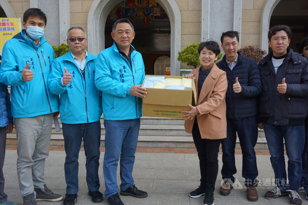 開學在即,金門縣長楊鎮浯(左3)21日到中正國小視察防疫整備情形,對校方整備情形表示滿意,並致贈口罩給學校,由校長蔡雪芳(右3)代表接受。中央社記者黃慧敏攝 109年2月21日